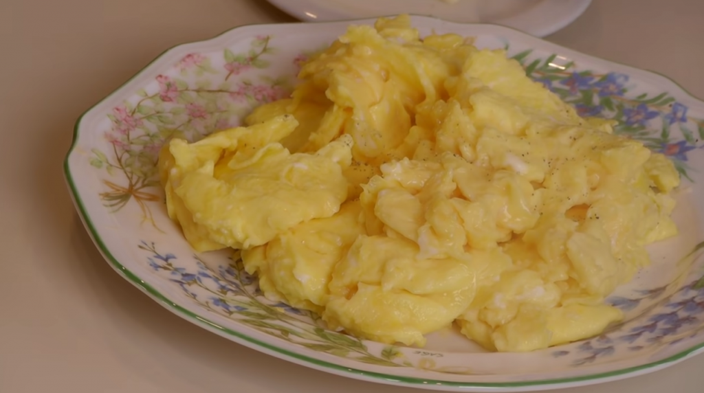 Scrambled eggs on ceramic plate